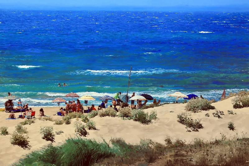 Iudice, quelle spiagge metafora di un tempo sospeso: “La vacanza? Una frattura dall’ordinarietà del quotidiano”